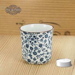 Hanakarakusa Guinomi – Mini Cupă Japoneză din Porțelan cu Decor Floral Indigo