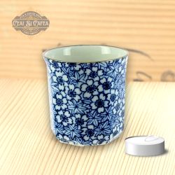 Sakura Momiji Guinomi – Mini Cupă Japoneză din Porțelan cu Flori de Cireș și Frunze de Arțar