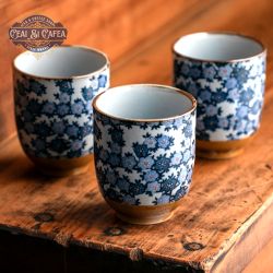 Ao Sakura Yunomi – Cupă Japoneză pentru Ceai din Ceramică, Decor Sakura Albastru