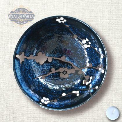 Yozakura Chawan – Bol Japonez din Ceramică Artizanală, Flori de Cireș pe Glazură Albastră