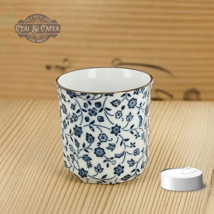 Hanakarakusa Guinomi – Mini Cupă Japoneză din Porțelan cu Decor Floral Indigo