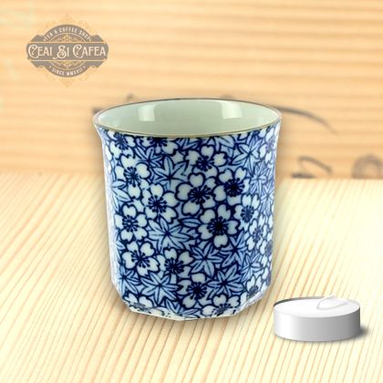 Sakura Momiji Guinomi – Mini Cupă Japoneză din Porțelan cu Flori de Cireș și Frunze de Arțar