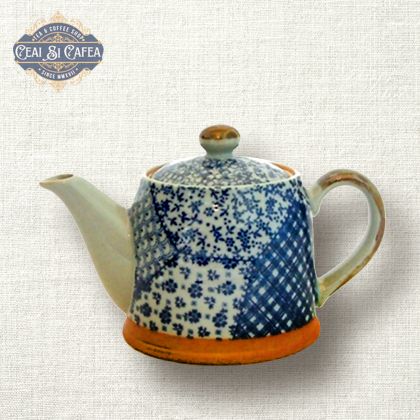 Aizome Patchwork – Ceainic Japonez din Ceramică cu Sită Inox, 0,5 L, Decor Indigo Patchwork