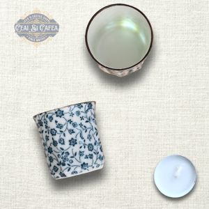 Hanakarakusa Guinomi – Mini Cupă Japoneză din Porțelan cu Decor Floral Indigo