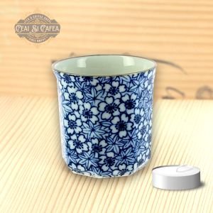 Sakura Momiji Guinomi – Mini Cupă Japoneză din Porțelan cu Flori de Cireș și Frunze de Arțar