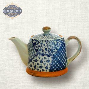 Aizome Patchwork – Ceainic Japonez din Ceramică cu Sită Inox, 0,5 L, Decor Indigo Patchwork