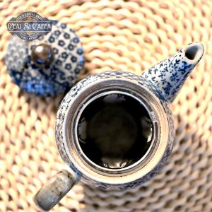 Aizome Patchwork – Ceainic Japonez din Ceramică cu Sită Inox, 0,5 L, Decor Indigo Patchwork